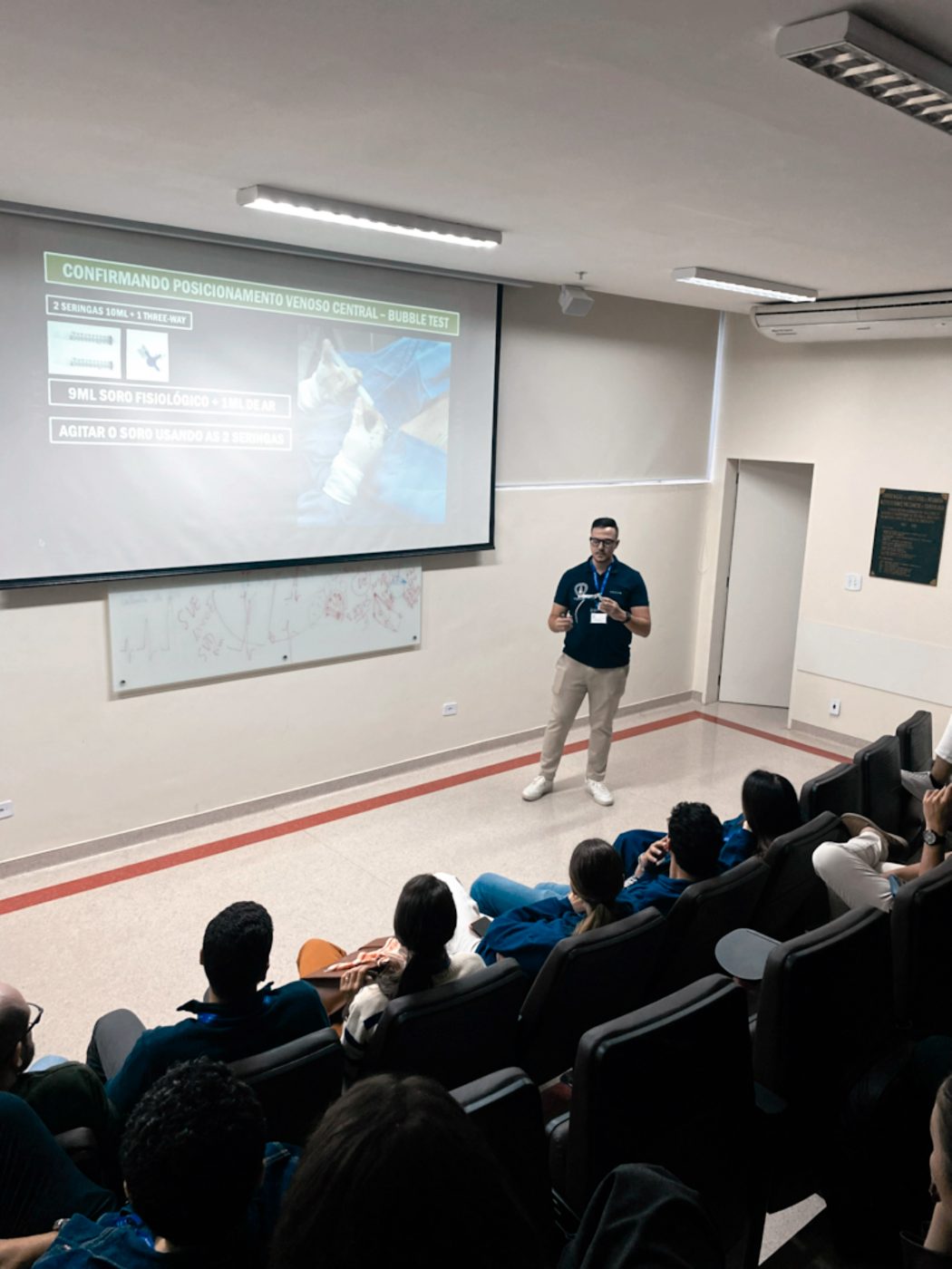 Aula teórica de protocolos POCUS no auditório