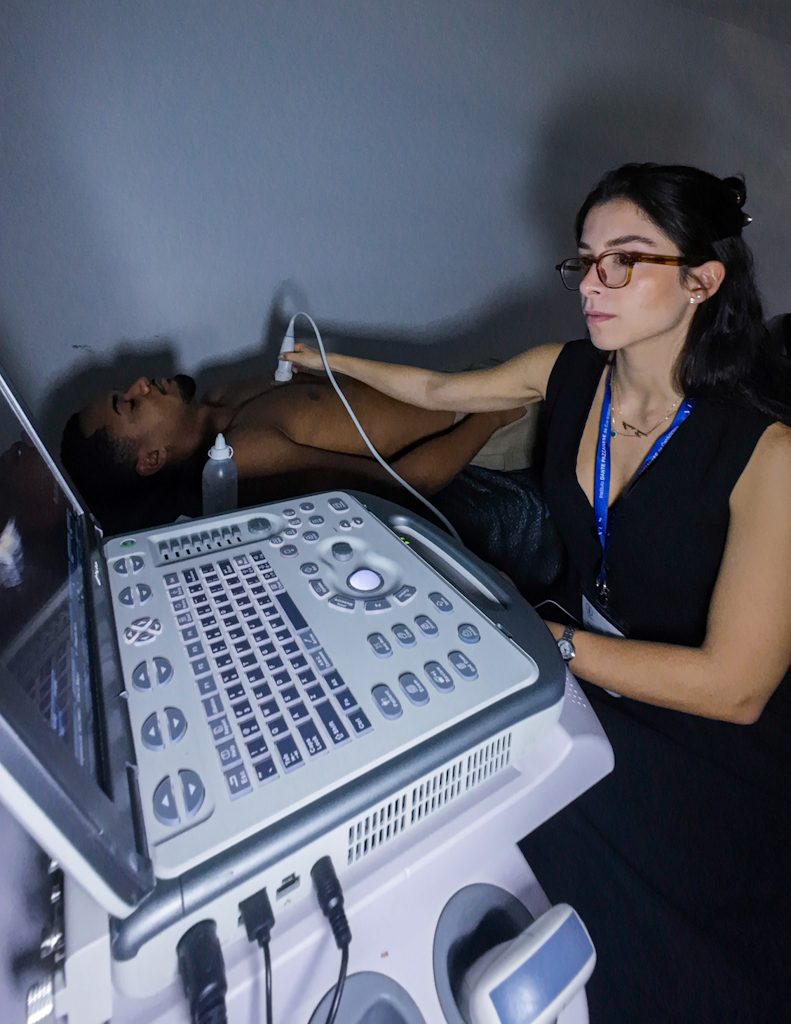 Aluna realizando ultrassom em modelo vivo