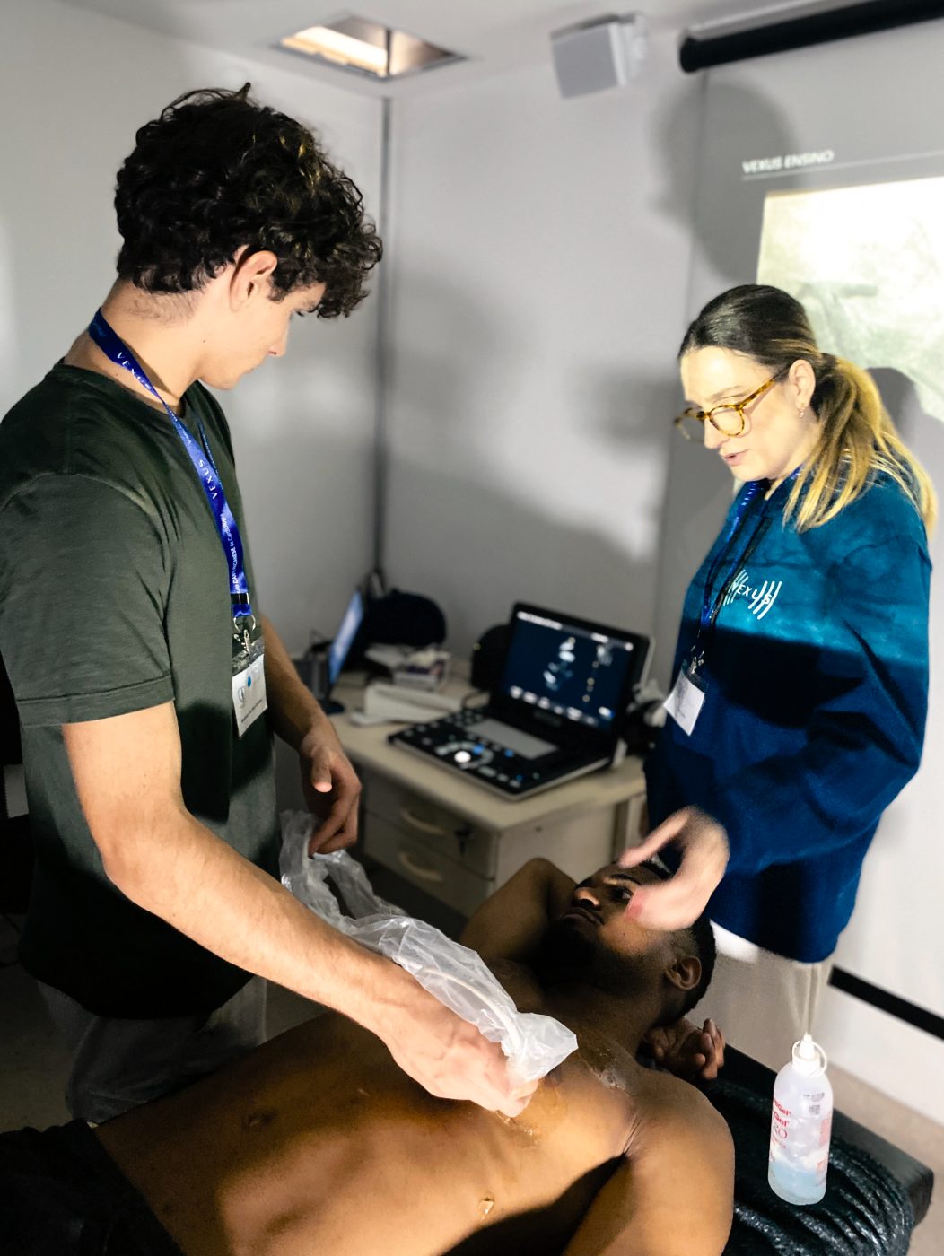 Aluno em treino guiado por instrutora durante a imersão
