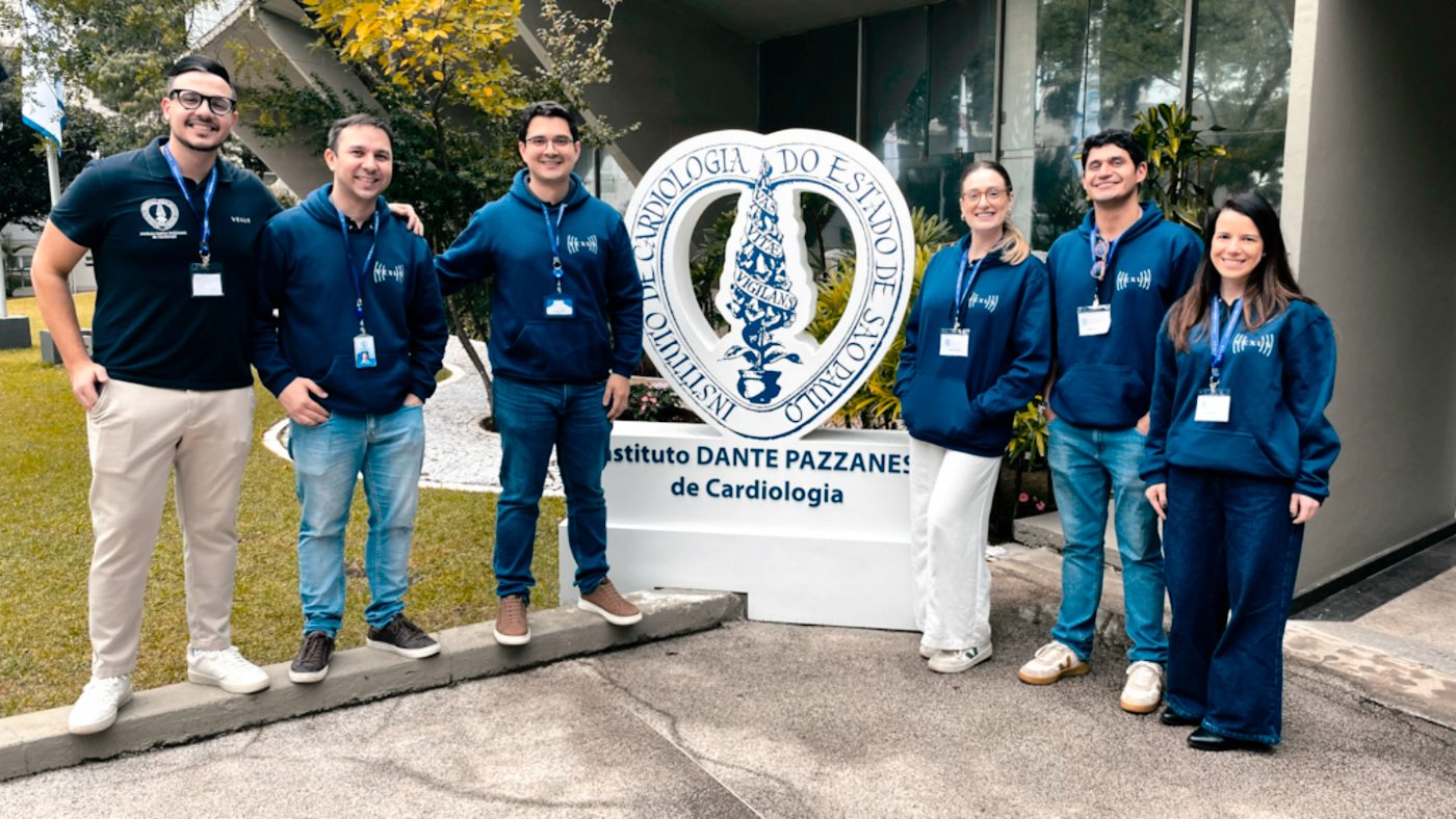 Equipe de professores VEXUS reunida no letreiro do Instituto Dante Pazzanese de Cardiologia