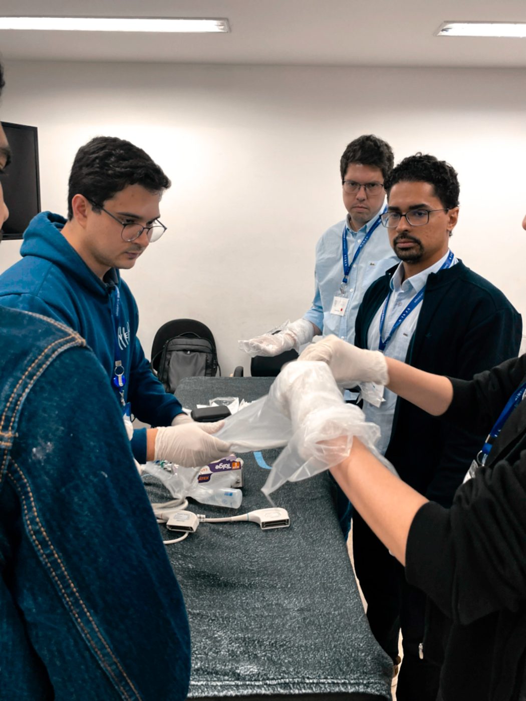 Alunos preparando o material para a prática hands-on