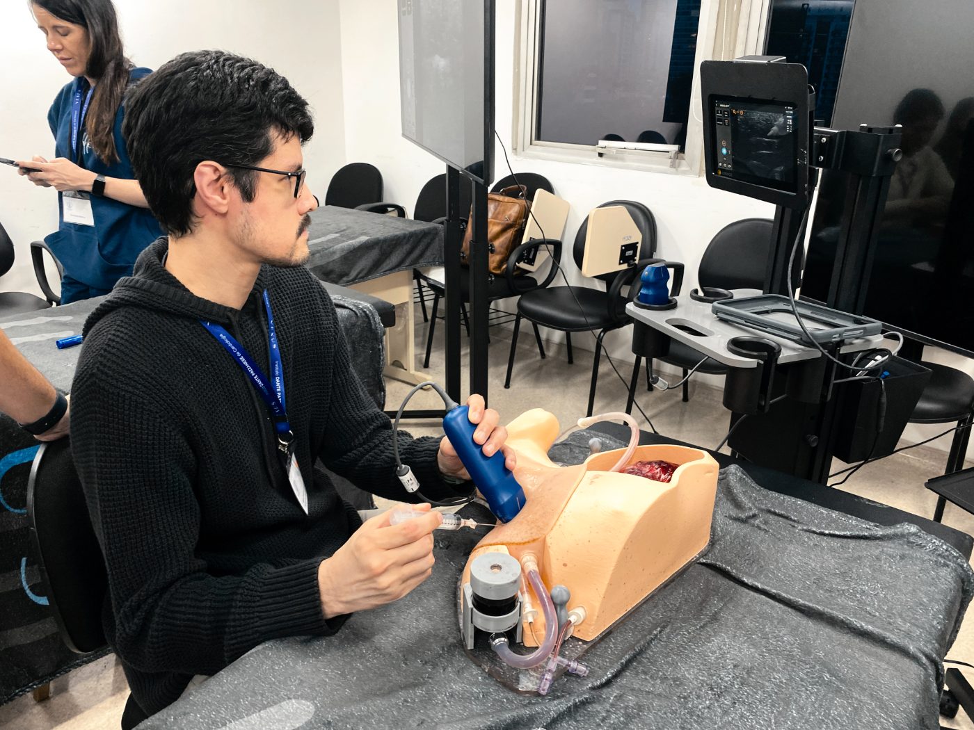 Acesso vascular guiado em phantom de punção