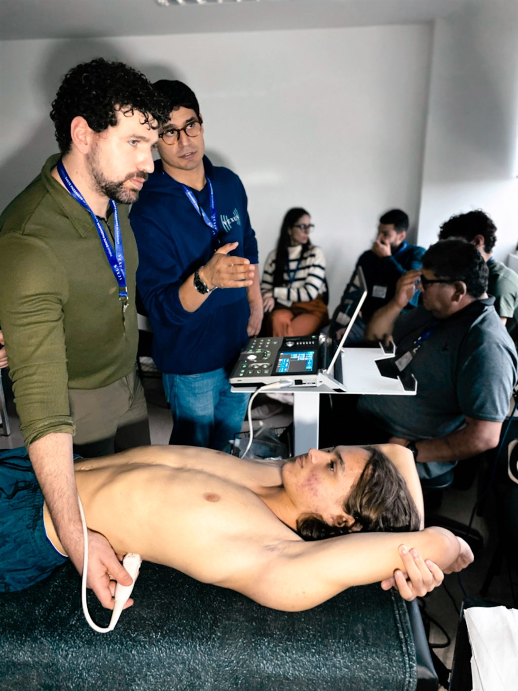 Instrutor supervisionando janelas cardíacas em modelo vivo