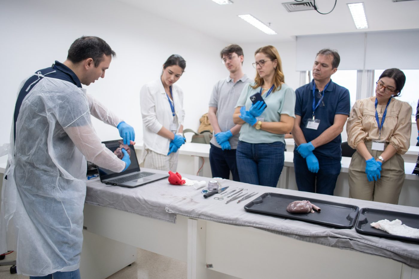 Instrutor demonstrando anatomia cardíaca