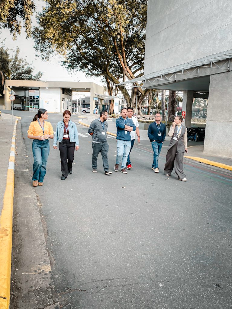 Turma caminhando no Instituto Dante Pazzanese