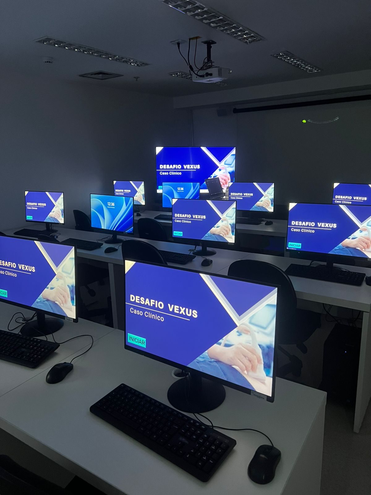 Dissecção cardíaca guiada pelo instrutor com a turma ao redor