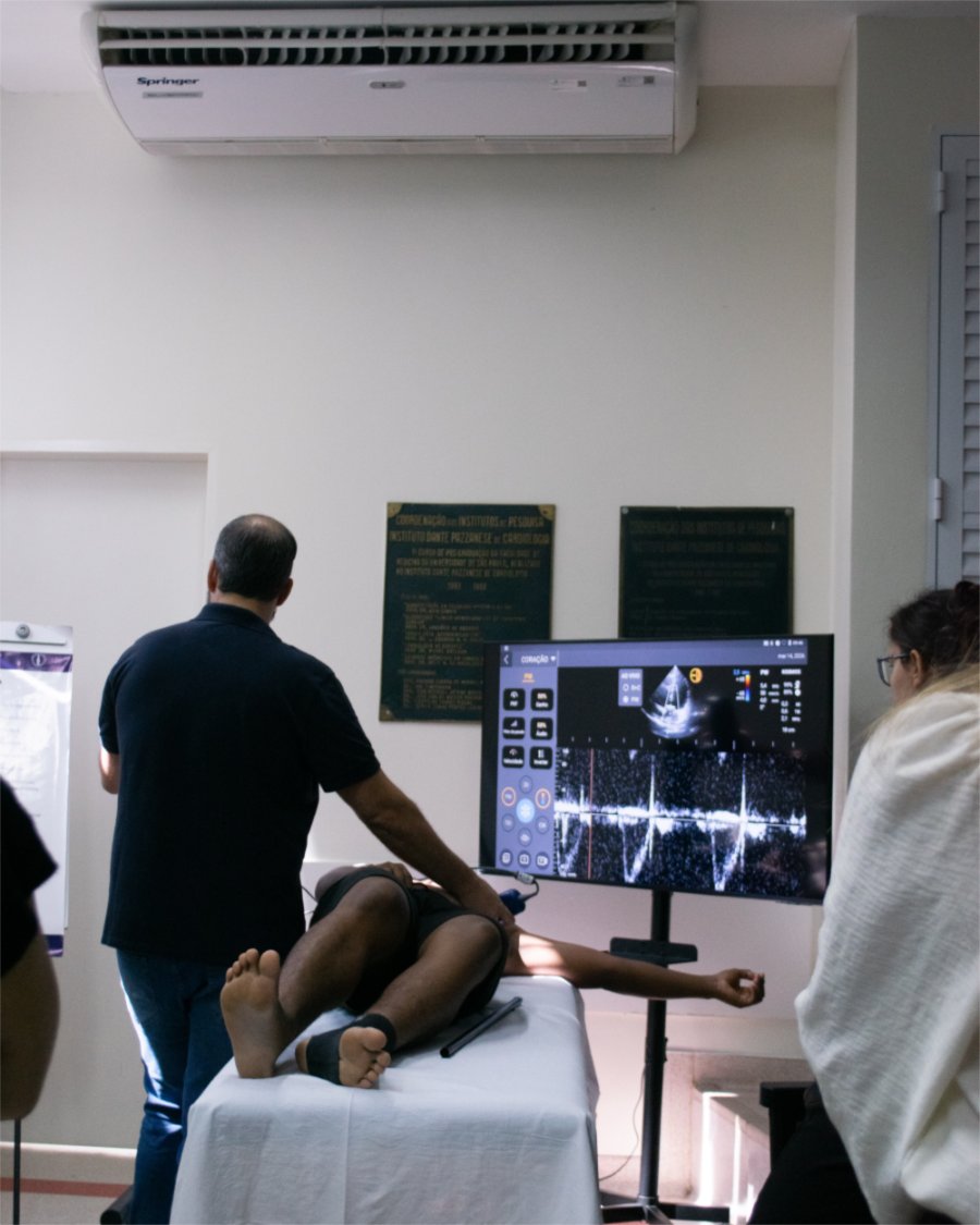 Janela cardíaca em modelo vivo com Doppler em tela grande