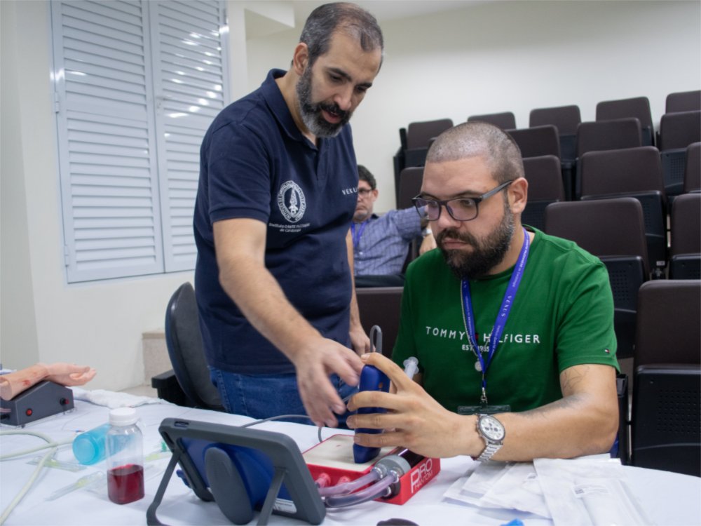 Punção vascular guiada por ultrassom em phantom de alta precisão