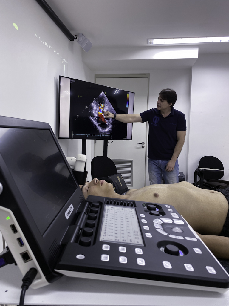 Demonstração de janela cardíaca em modelo vivo com imagem na tela