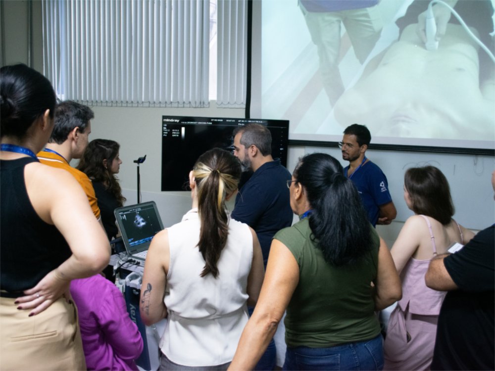 Turma acompanhando exame ao vivo na estação prática